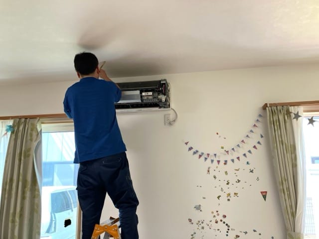 まずはブラシで熱交換器周辺のホコリを落とす