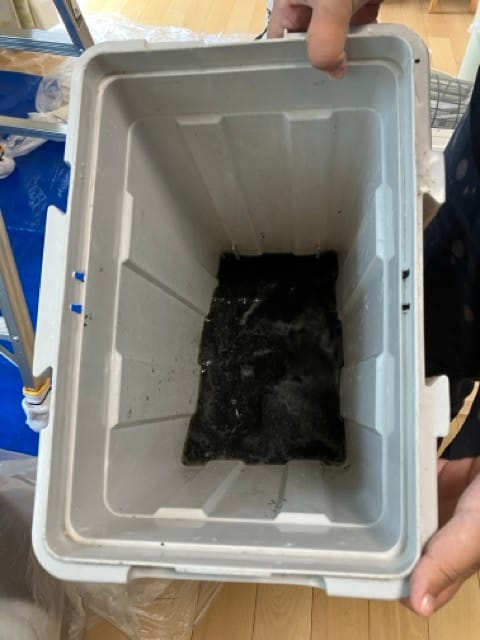 エアコン内部の高圧洗浄で出てきた真っ黒な汚水