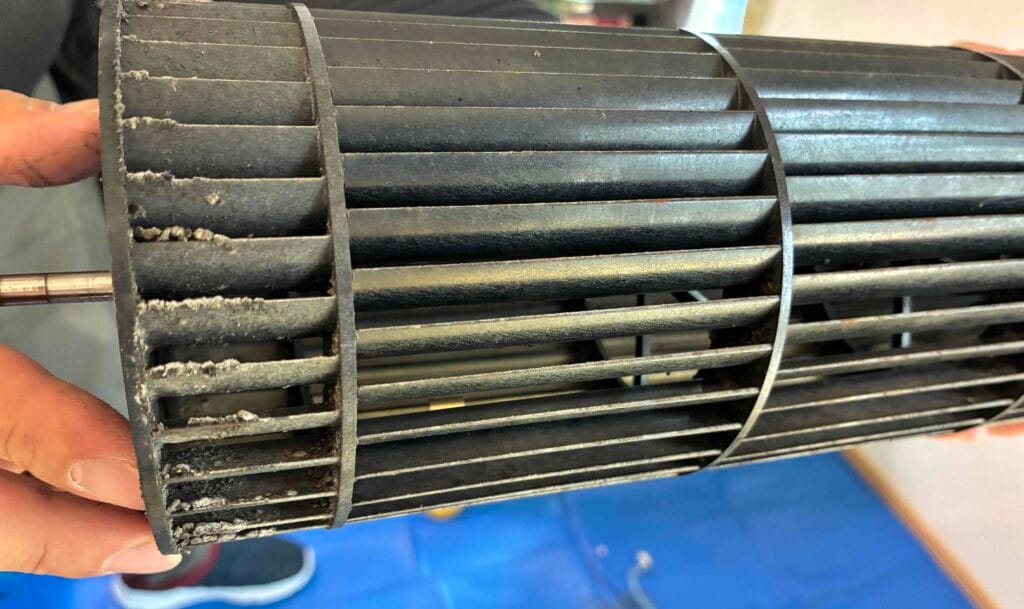 おそうじ本舗の完全分解洗浄・クリーニング前のエアコンの汚れ