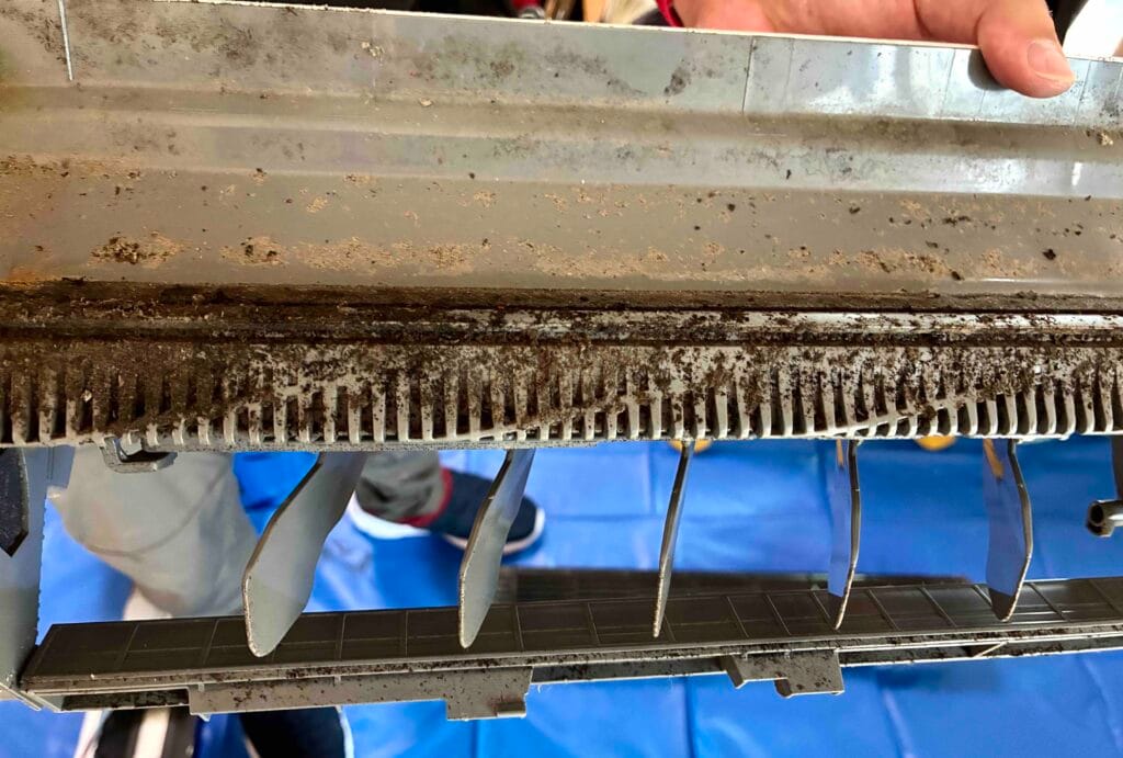 おそうじ本舗の完全分解洗浄・クリーニング前のエアコンの汚れ