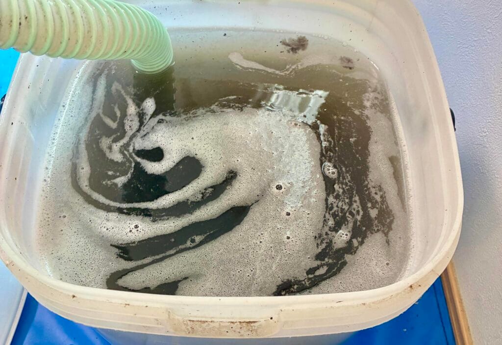 おそうじ本舗の完全分解洗浄・出てくる汚水は案外汚くない